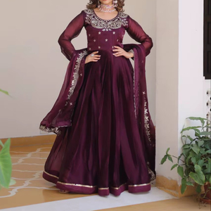 ชุดเดรส Anarkali สีน้ำเงินกรมท่าปักลายสำหรับผู้หญิง ยี่ห้อ Unity Luxure พร้อมผ้าคลุมไหล่ ชุดเดียวครบ ความยาวระดับข้อเท้า เหมาะสำหรับงานแต่งงานและงานเฉลิมฉลอง - Product Image 1