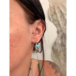 Boucles d'oreilles pendantes artisanales Navajo en turquoise Sleeping Beauty et argent sterling en forme d'étoile - Product Image 2