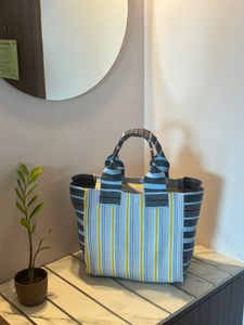 Bolso de mano plegable resistente al agua ecológico de nailon reciclado de gran capacidad, conjunto de bolso de compras a rayas con cierre de cremallera y mango suave - Product Image 4