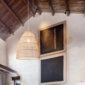 Plafonnier en rotin adapté aux espaces hôteliers et commerciaux, avec une structure durable et un éclairage ambiant chaleureux - Product Image 5