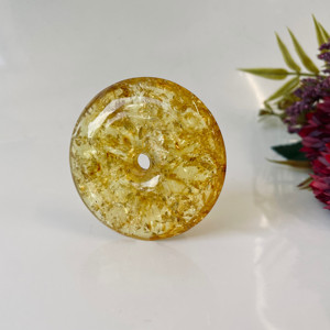 Pendentif Donut en Ambre Jaune de la Baltique, Ambre Cognac Clair avec Inclusions - Product Image 2