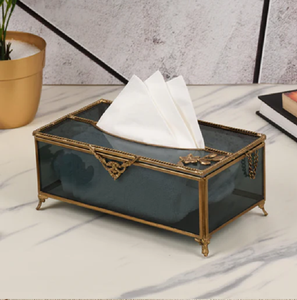 Boîte à mouchoirs élégante en or avec des motifs floraux peints à la main et des bordures texturées, ajoutant un charme vintage. Disponible au prix de gros - Product Image 2