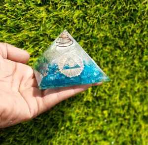 Puces de cristal de pyramide d'énergie Orgone polies à la main amour pour Feng Shui Protection EMF guérison spirituelle décor de méditation à la maison - Product Image 2