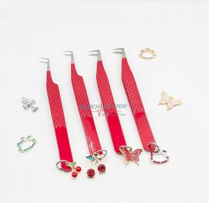 แหนบติดขนตาสแตนเลสอย่างดี ทาสีแดง รับทำโลโก้  พร้อมจี้รูปผลไม้ ดอกไม้ ผีเสื้อ แมวเหมียว แหนบติดขนตา 90 องศา - Product Image 1