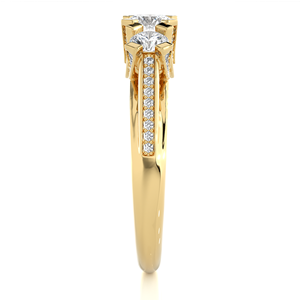 Anillo de diamantes de tres piedras cultivadas en laboratorio en corte redondo de oro amarillo de 18 quilates con acentos de Micro pavé para compromiso o boda - Product Image 6