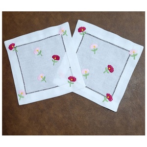 Serviette de Cocktail en Coton de Haute Qualité 6x9 "Fleurs Fretty Brodées à la Main Vente en Gros Personnalisé pour Bar ou Usage Domestique - Product Image 4