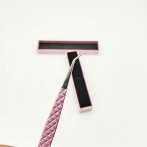 Pince à cils 45 degrés avec logo personnalisé Étiquette personnalisée enduite de poudre rose violet à pointe polie en acier inoxydable durable - Product Image 2