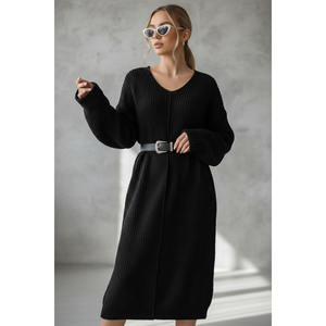 Robe noire minimaliste moderne, col en V oversize, tricot épais, style décontracté - Product Image 4