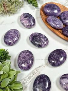 Belle pierre de palmier lépidolite naturelle | Pierre de palmier lépidolite en cristal poli pour la méditation énergétique de guérison - Product Image 2