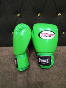 ถุงมือ MMA ยี่ห้อ Twins Custom Brand แบบสวมใส่สบาย สำหรับมวยไทย มวยสากล คิกบ็อกซิ่ง พร้อมสนับแข้งหนังวัวแท้คุณภาพพรีเมียม ปรับขนาดได้ด้วยตะขอ - Product Image 4