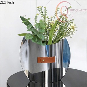 Vase décoratif en métal pour table, finition contemporaine, adapté aux salons, chambres, bureaux et espaces commerciaux - Product Image 1