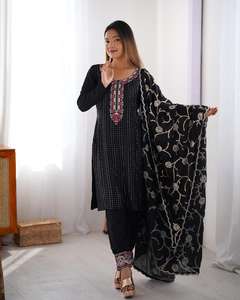 Hilo de seda Chinon pesado de diseñador de estilo indio con bordado de secuencia Top y pantalón de trabajo con bordado de secuencia Dupatta - Product Image 3