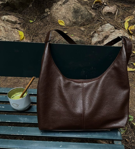 Un fourre-tout classique de couleur cognac avec une finition texturée et des poignées confortables, parfait pour un look de tous les jours sophistiqué et intemporel - Product Image 3