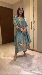 El último diseñador Party Wear Pure Chinon Seda Secuencia Bordado Trabajo Top con manga completa y parte inferior con encaje Trabajo Dupatta - Product Image 3