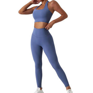 Conjunto de yoga sin mangas para mujer con logotipo personalizado Diseño de secado rápido transpirable Patrón sólido Logotipo frontal Pantalones cortos Longitud - Product Image 5