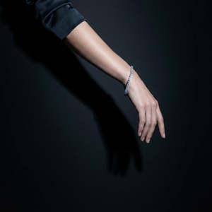 สร้อยข้อมือเทนนิสประดับเพชร CZ ดีไซน์เรียบหรู พร้อมโลหะสีขาวขัดเงาและประดับเพชรแบบต่อเนื่อง สร้อยข้อมือคุณภาพเยี่ยม - Product Image 3
