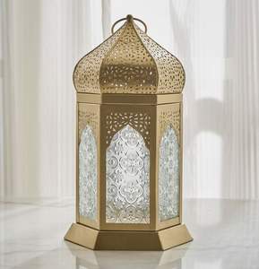 Lanterne en laiton fabriquée à la main avec un design floral complexe pour offrir un décor de mariage pendaison de crémaillère - Product Image 2