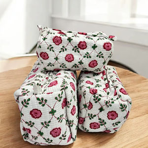 กระเป๋าเครื่องสำอางผ้าฝ้าย 100% พิมพ์ลายดอกกุหลาบสีชมพู ใบไม้สีเขียว พื้นหลังสีขาว สำหรับเด็กผู้หญิงและผู้หญิง ใช้งานง่าย - Product Image 1