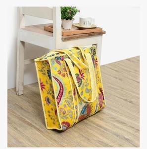 กระเป๋าผ้าแคนวาสลายดอกไม้สีเหลืองสำหรับผู้หญิง ลายวินเทจ ทนทาน มีซิป ทันสมัย น้ำหนักเบา เหมาะสำหรับการเดินทางในฤดูร้อน/ฤดูหนาว - Product Image 3