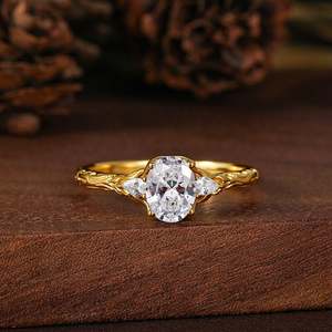 Anillo de Compromiso Jeulia Ovalado con Tres Diamantes en Platino con Acabado en Rodio - Product Image 4
