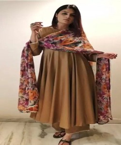 Fusion de la mode: Salwar Kameez de style pakistanais-Fusion de styles traditionnels et modernes, créant un VÊTEMENT de mode chic et élégant - Product Image 4