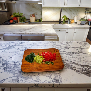 Planche à découper en bois d'acacia massif faite à la main - Légère, écologique et compatible lave-vaisselle |   Fabriqué à la main en Inde - Product Image 2