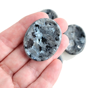 Feng Shui & Fairy Style Pulgar de cristal pulido Natural Larvikite Piedras preciosas curativas Piedra semipreciosa Artesanía para Palm Worry Stone - Product Image 5