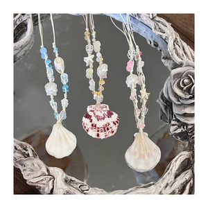 Collier en coquillage bohème avec coquillages naturels blancs et bruns idéal pour les tenues décontractées événements d'été faits à la main et de provenance éthique - Product Image 3