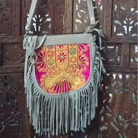 Sac à bandoulière vintage bohème en daim avec motif géométrique, pompon, sangle unique, fermeture ouverte, multicolore, grande capacité, usage quotidien