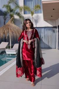 Nouveauté : Ensemble haut et pantalon en velours glacé pour soirée, avec broderie riche en zari, broderie de sequins et dentelle découpée, et dupatta en dentelle. - Product Image 4