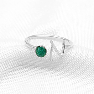 Vente en gros de bague en argent sterling 925 alphabétique avec pierre d'émeraude ronde nom du zodiaque lettre or vermeil bijoux pour unisexe - Product Image 1