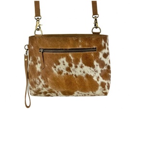 Bolso de piel auténtica de vaca Navajo con estilo y pelo, cabestrillo con flecos, fabricante indio, diseño personalizado disponible, venta al por mayor - Product Image 4