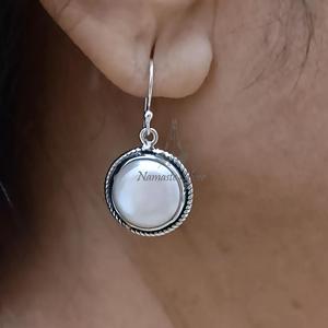 Pendientes de Plata de Ley con Perlas de Imitación: Colgantes Hechos a Mano, Piedra de Nacimiento de Junio - Product Image 6