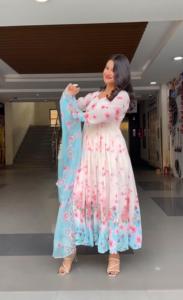 Broderie Georgette violette mariage/Garden Party porter robe pour femme avec costume de créateur à bordure en dentelle - Product Image 4