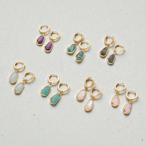 ต่างหูห่วงหกเหลี่ยมประดับพลอยมูนสโตนสีรุ้ง - เครื่องประดับต่างหูเงินแท้ 925 - Product Image 3