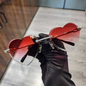 Gafas de Sol Premium en Forma de Corazón Rojo, Personalizadas, Unisex, con Lentes de Cristal con Incrustaciones de Diamantes, Montura de Acero Inoxidable, Ligeras, UV400 - Product Image 1