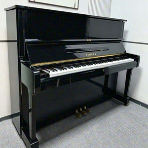 Piano droit Yamaha 88 touches lestées, style classique, piano acoustique pour la performance, avec planche sonore en bois massif à poser au sol - Product Image 1