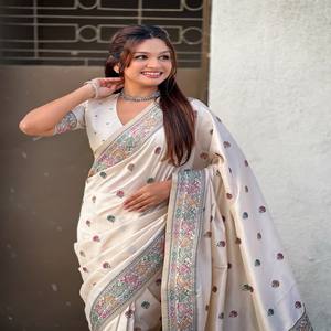 VASTRA COTTAGE Sari de seda suave Meenakari Baluchari con motivos florales, borde Pallu tejido con Zari de lujo y blusa Meenakari de brocado - Product Image 2