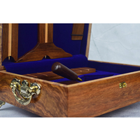 Ensemble d'outils maçonniques de luxe en bois de palissandre, comprenant une équerre, une règle et une règle de maçon en bois avec une truelle dorée et le logo de la franc-maçonnerie