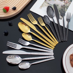 Ensemble de couverts martelés noirs élégants en acier inoxydable pour les repas à la maison, les rassemblements familiaux et l'usage quotidien, fabriqué à la main en Inde - Product Image 3