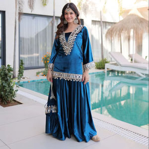 Salwar Kameez traditionnel en velours pour femmes avec de magnifiques broderies en zari et travail de miroir - Vêtement de fête, séchage rapide, toutes saisons, en stock - Product Image 1