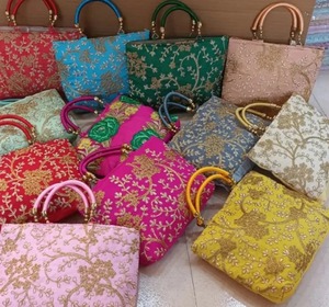 Pochette brodée indienne sac à main de fête de mariage en soie brute sac à main Potli traditionnel pour les femmes cadeaux de retour et lot de gros - Product Image 2