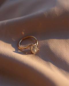 แหวนหมั้นเพชรเม็ดเดี่ยวแบบยาว14K พร้อมเบาะรองนั่งสำหรับงานแต่งงานและปาร์ตี้ที่ได้รับการรับรองจาก IGI 2.0CT G VS Lab - Product Image 3