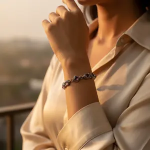 สร้อยข้อมือเงินแท้ 925 สไตล์ศาสนาสำหรับผู้หญิง ประดับด้วยอเมทิสต์ เพชร ไข่มุก ชุบทองรูปทรงกุญแจ ชุบ PVD สีทอง - Product Image 1