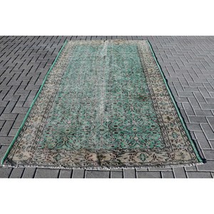 Alfombra Turca Vintage de 5.5x8.1 pies, Alfombra Grande de Lana Verde con Diseño Abstracto - Product Image 1