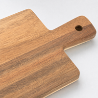Planche à charcuterie en bois d'acacia et marbre blanc avec poignée en forme de pagaie pour servir le fromage, cuisine, hôtel et restaurant