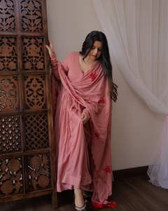 Designer Festival Party Wear Georgette Gown à manches longues évasées avec bas en soie de beurre et travail brodé lourd Dupatta - Product Image 4