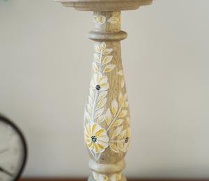 Élégant Porte-Bougie Long en Bois avec Imprimé Floral Jaune pour Décoration de Chambre, Cadeaux et Éclairage Doux et Chaleureux – Origine Inde - Product Image 6