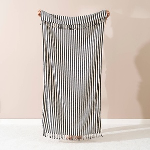 Serviette turque à rayures zébrées, noir et blanc, pour le bain ou les mains - Product Image 1