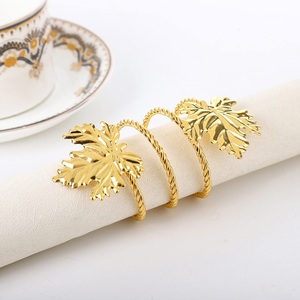 Vente chaude de ronds de serviette en métal décoratifs de table de style de luxe plaqués or dans le prix de gros pour une utilisation de mariage personnalisée. - Product Image 4